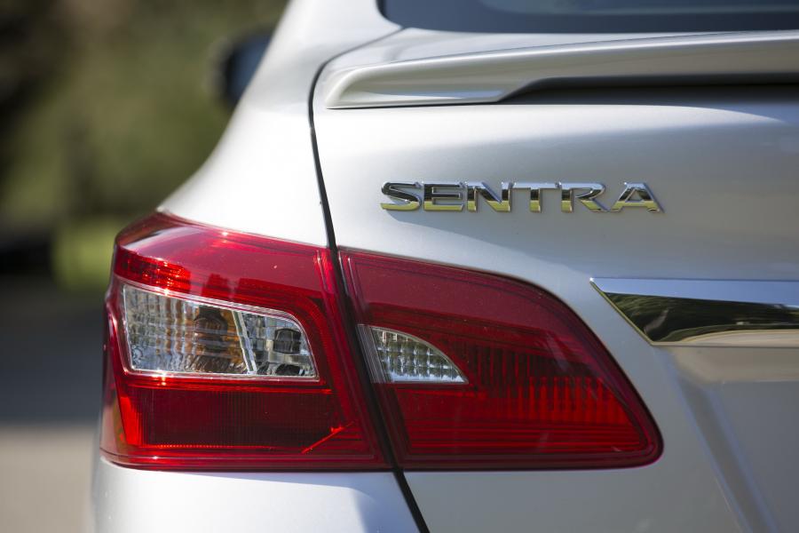 Детали экстерьера Nissan Sentra SR Turbo (B17) 2016 года  (фото 41 из 44)